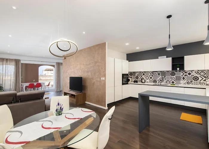 Spacious Luxury 3br With Terrace & Open Views - Zurrieq, Close To Sea